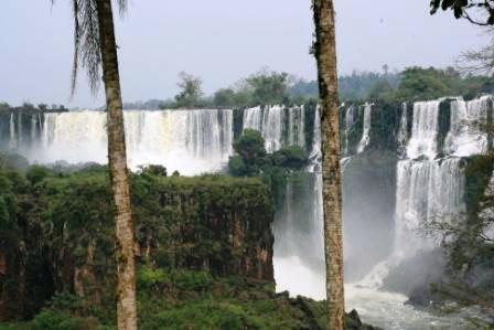 Foz Iguazu, noch einge von etwa 270 Wasserfllen